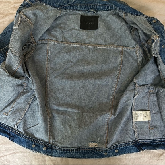 Blank NYC light/medium blue denim jacket in size small. - Picture 4 of 6